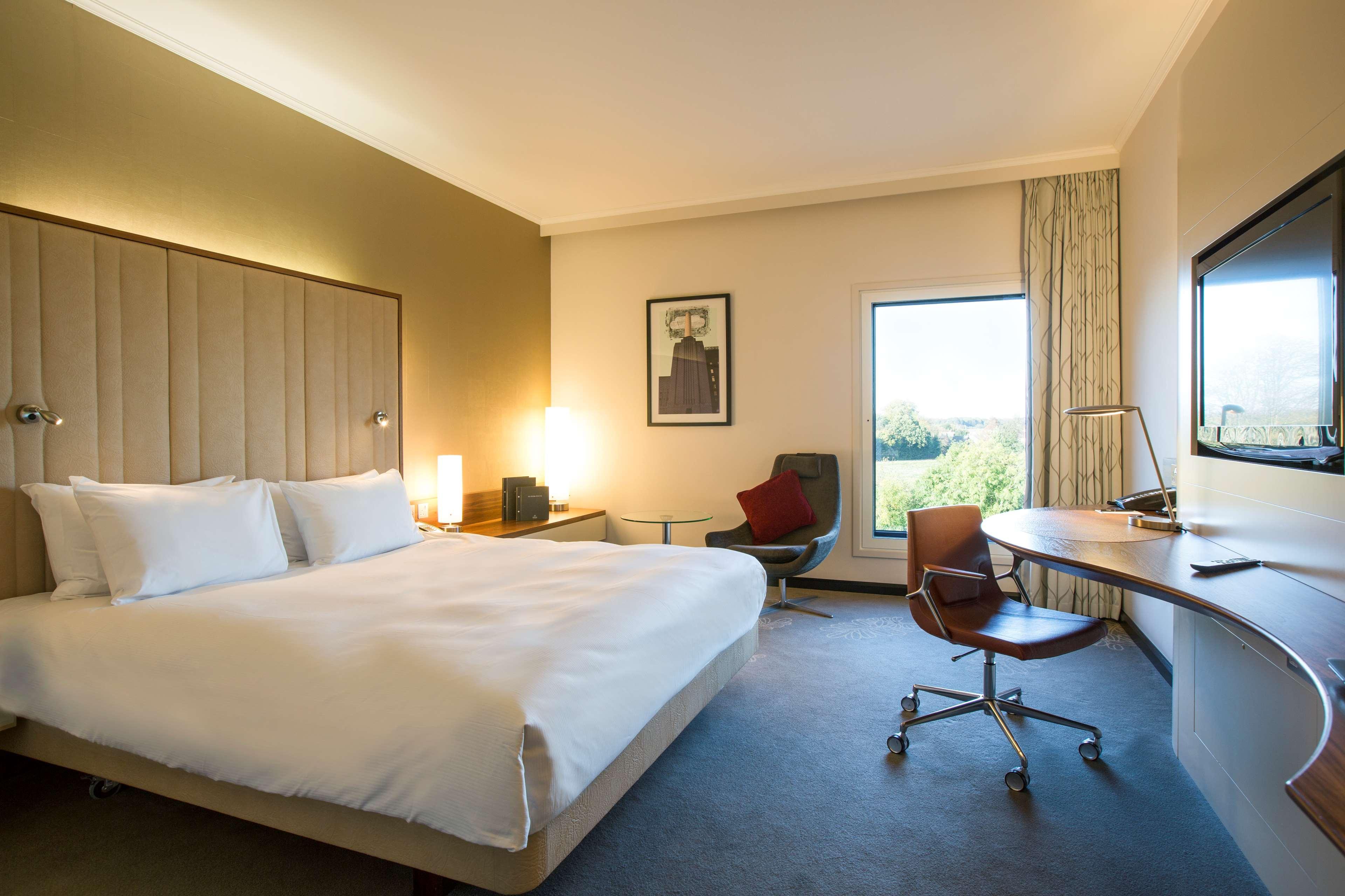 Hilton London Heathrow Airport Terminal 5 Hotel Hillingdon Exterior foto