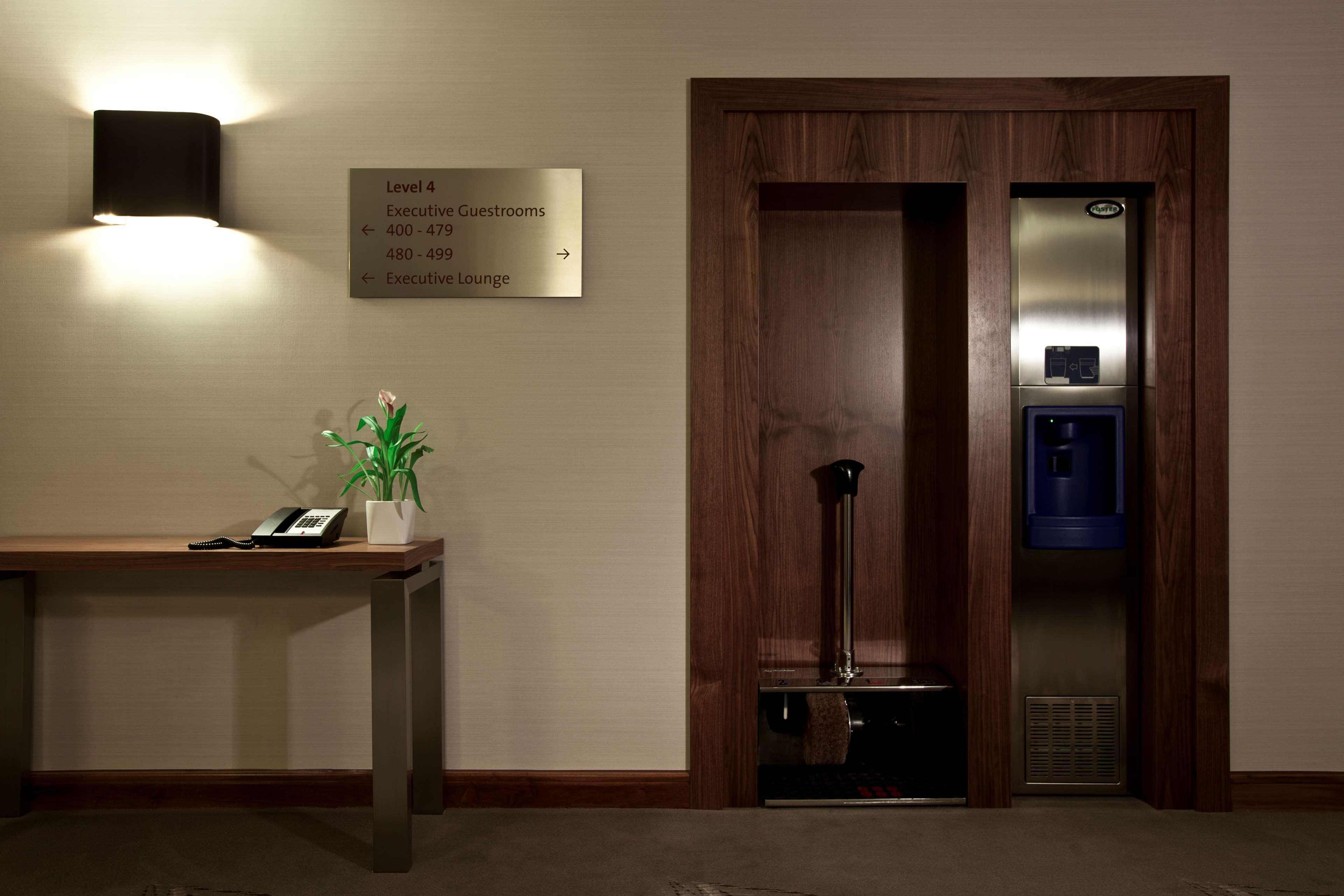 Hilton London Heathrow Airport Terminal 5 Hotel Hillingdon Exterior foto