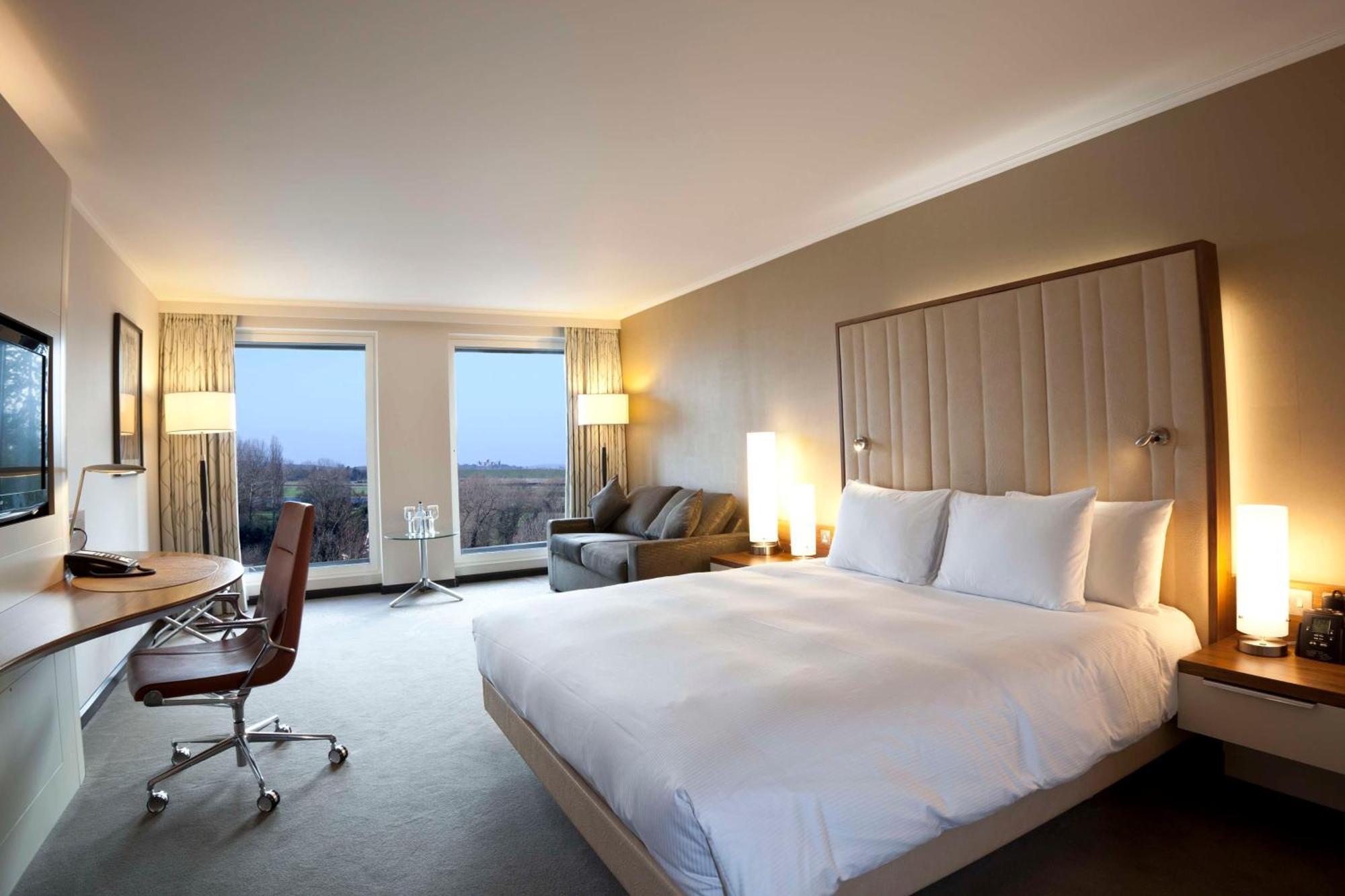 Hilton London Heathrow Airport Terminal 5 Hotel Hillingdon Exterior foto