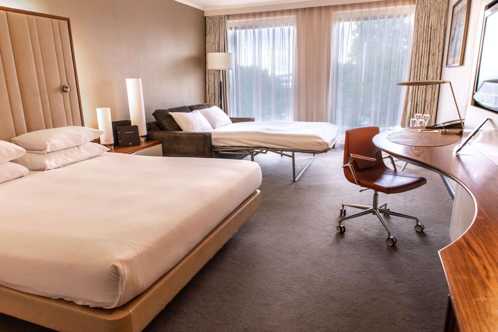 Hilton London Heathrow Airport Terminal 5 Hotel Hillingdon Exterior foto