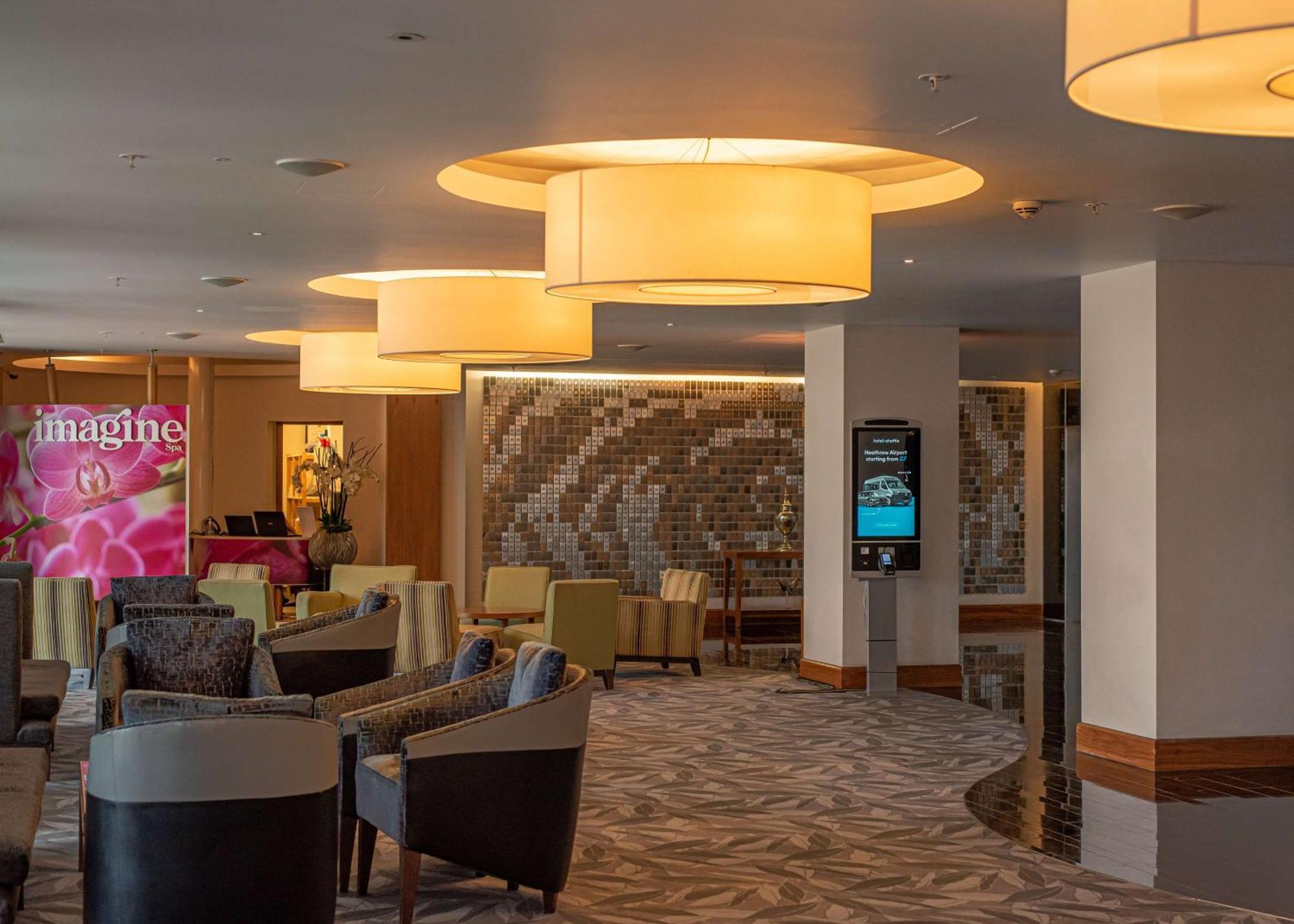 Hilton London Heathrow Airport Terminal 5 Hotel Hillingdon Exterior foto