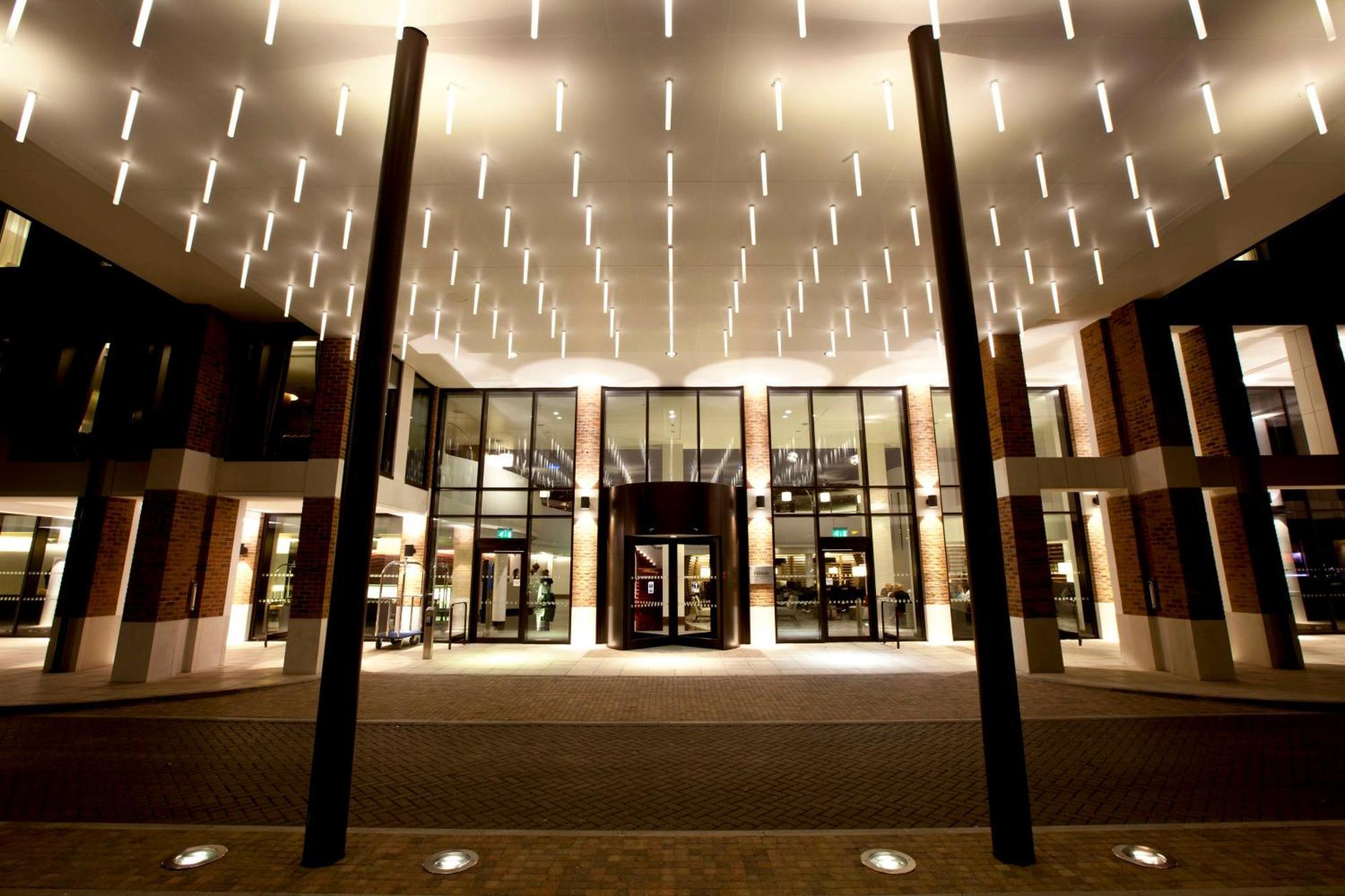 Hilton London Heathrow Airport Terminal 5 Hotel Hillingdon Exterior foto