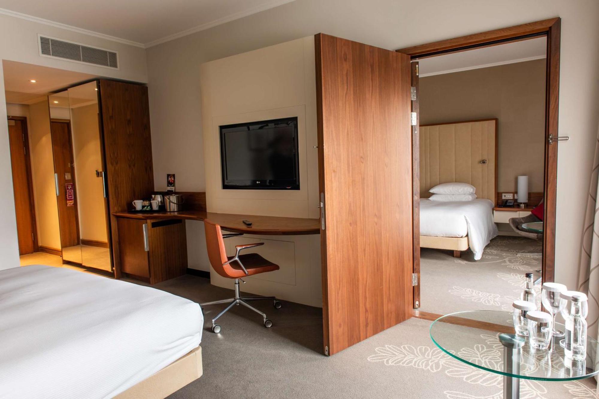 Hilton London Heathrow Airport Terminal 5 Hotel Hillingdon Exterior foto