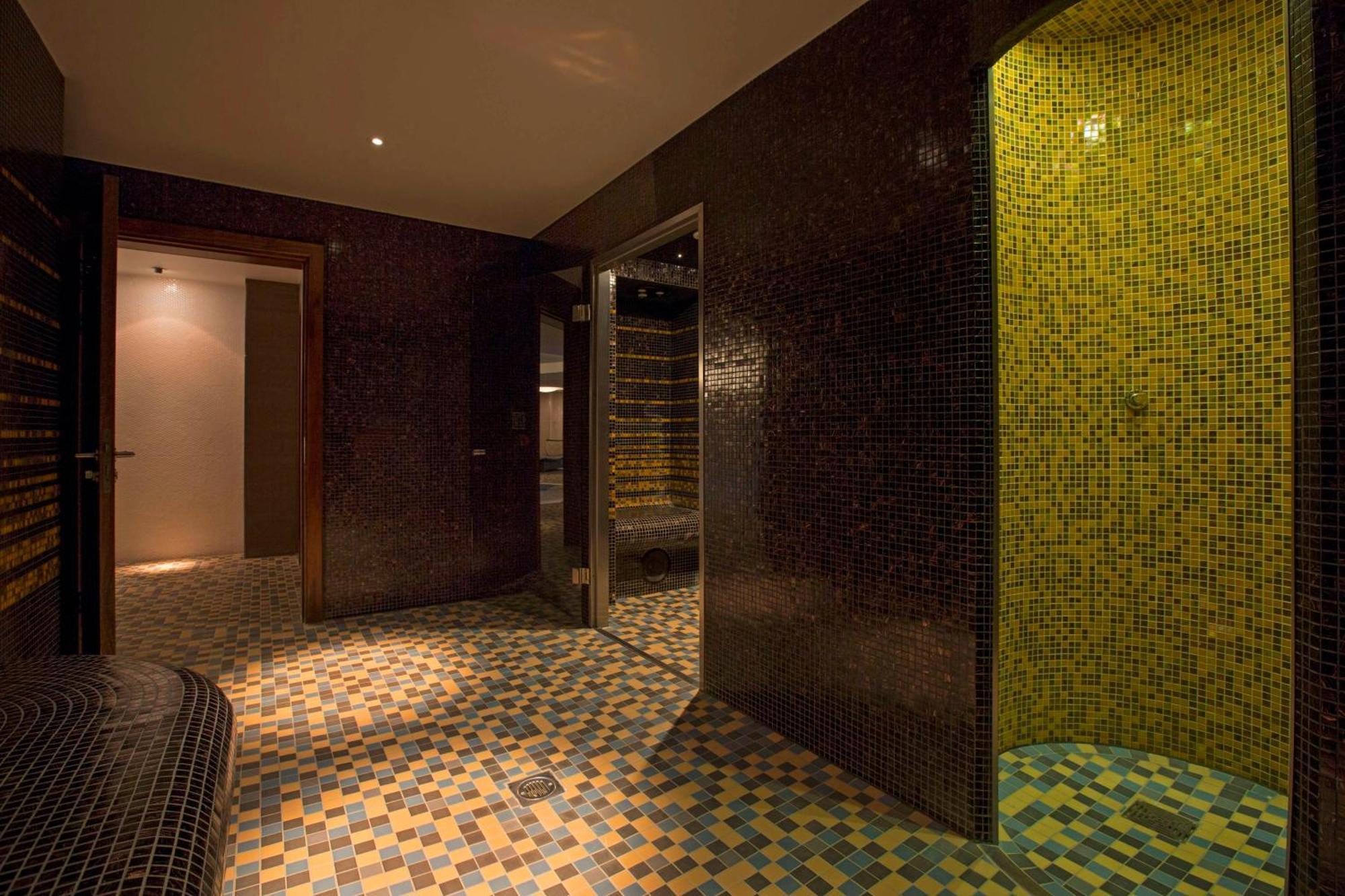 Hilton London Heathrow Airport Terminal 5 Hotel Hillingdon Exterior foto