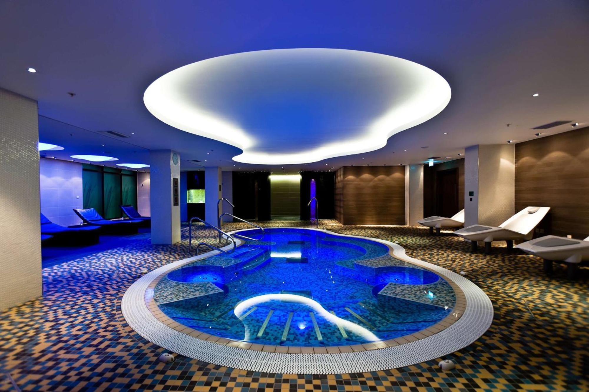 Hilton London Heathrow Airport Terminal 5 Hotel Hillingdon Exterior foto