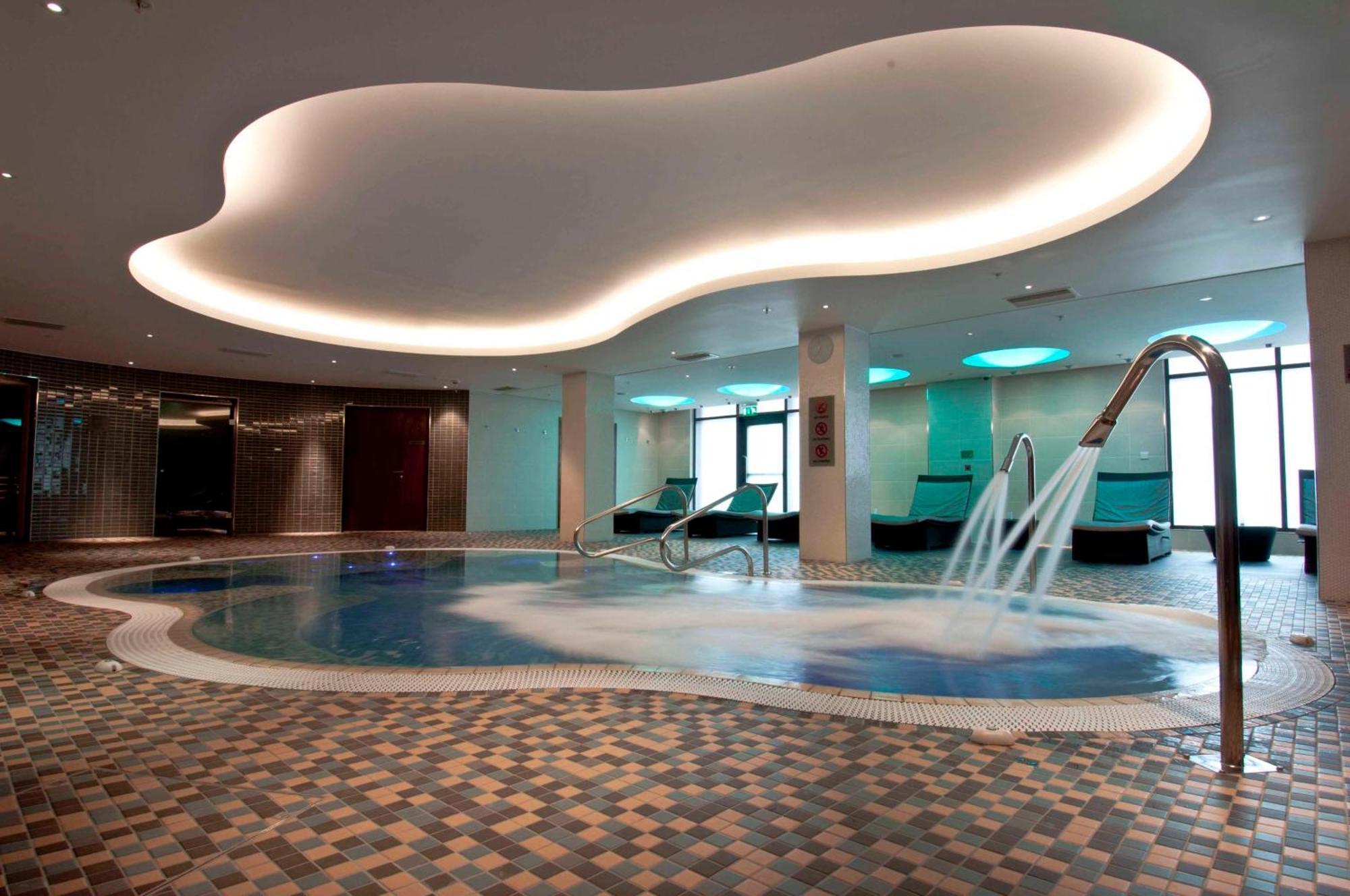 Hilton London Heathrow Airport Terminal 5 Hotel Hillingdon Exterior foto