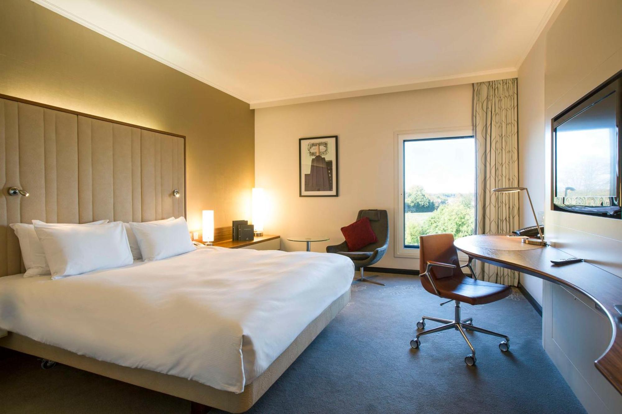 Hilton London Heathrow Airport Terminal 5 Hotel Hillingdon Exterior foto