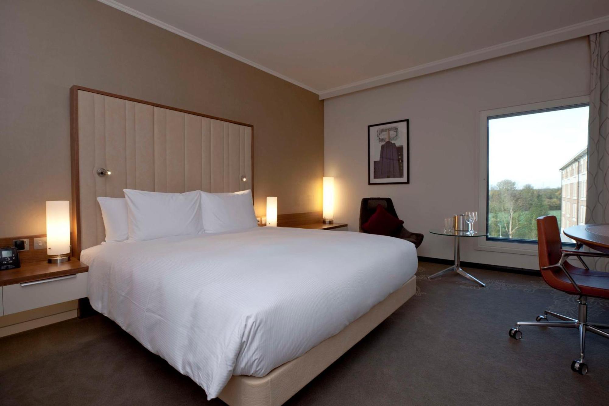 Hilton London Heathrow Airport Terminal 5 Hotel Hillingdon Exterior foto