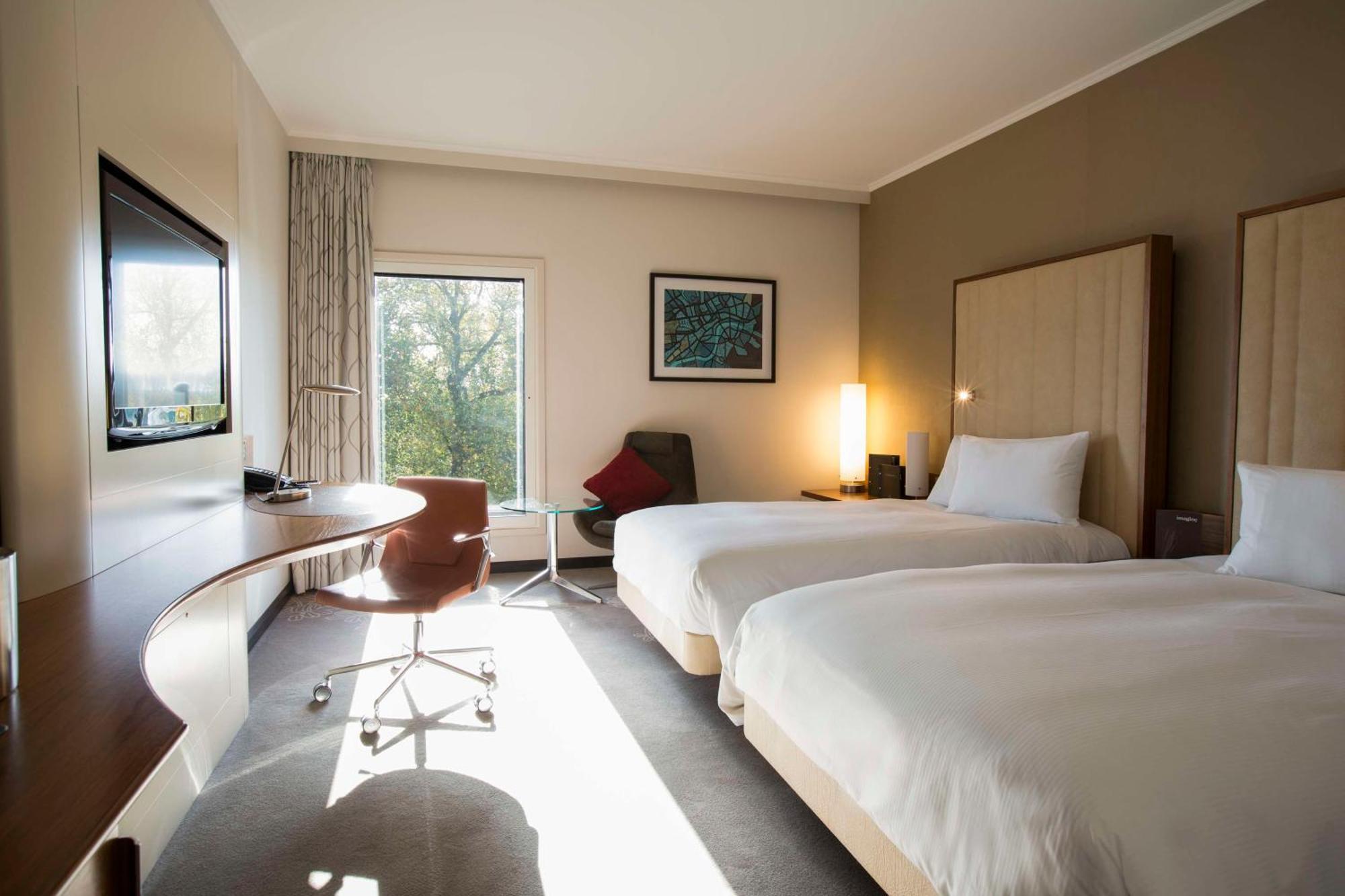 Hilton London Heathrow Airport Terminal 5 Hotel Hillingdon Exterior foto
